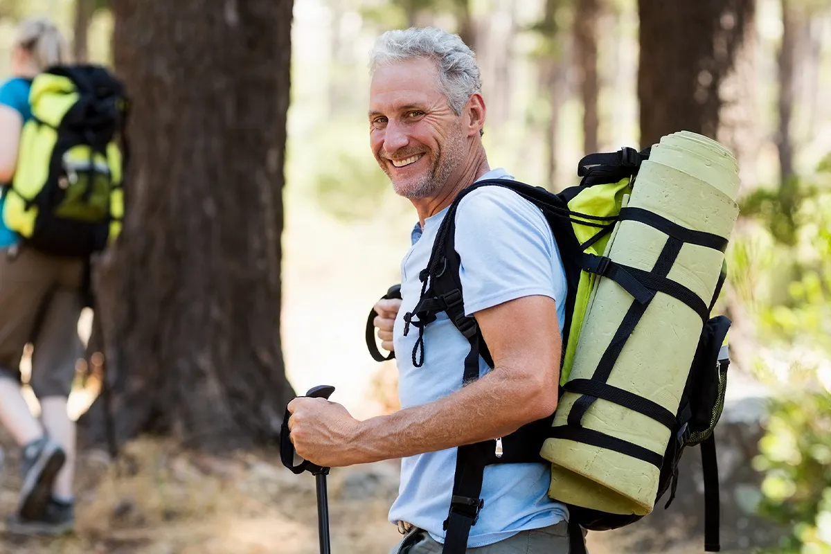 Ein Wanderer mit Rucksack im Wald